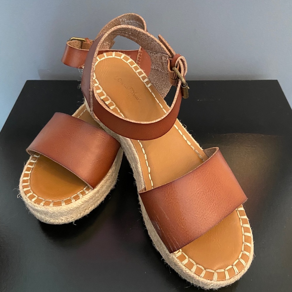 Universal Thread Sandals